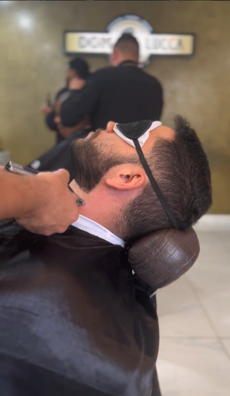Barba com toalha quente