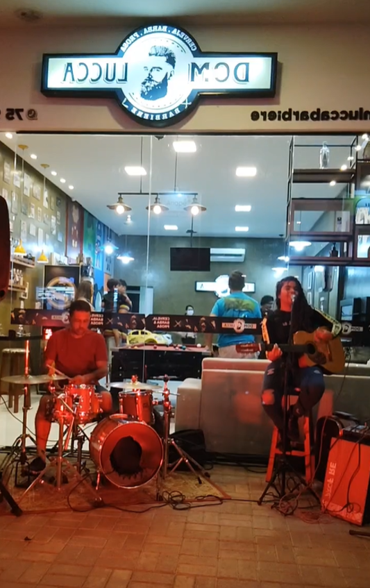 Música ao vivo na barbearia